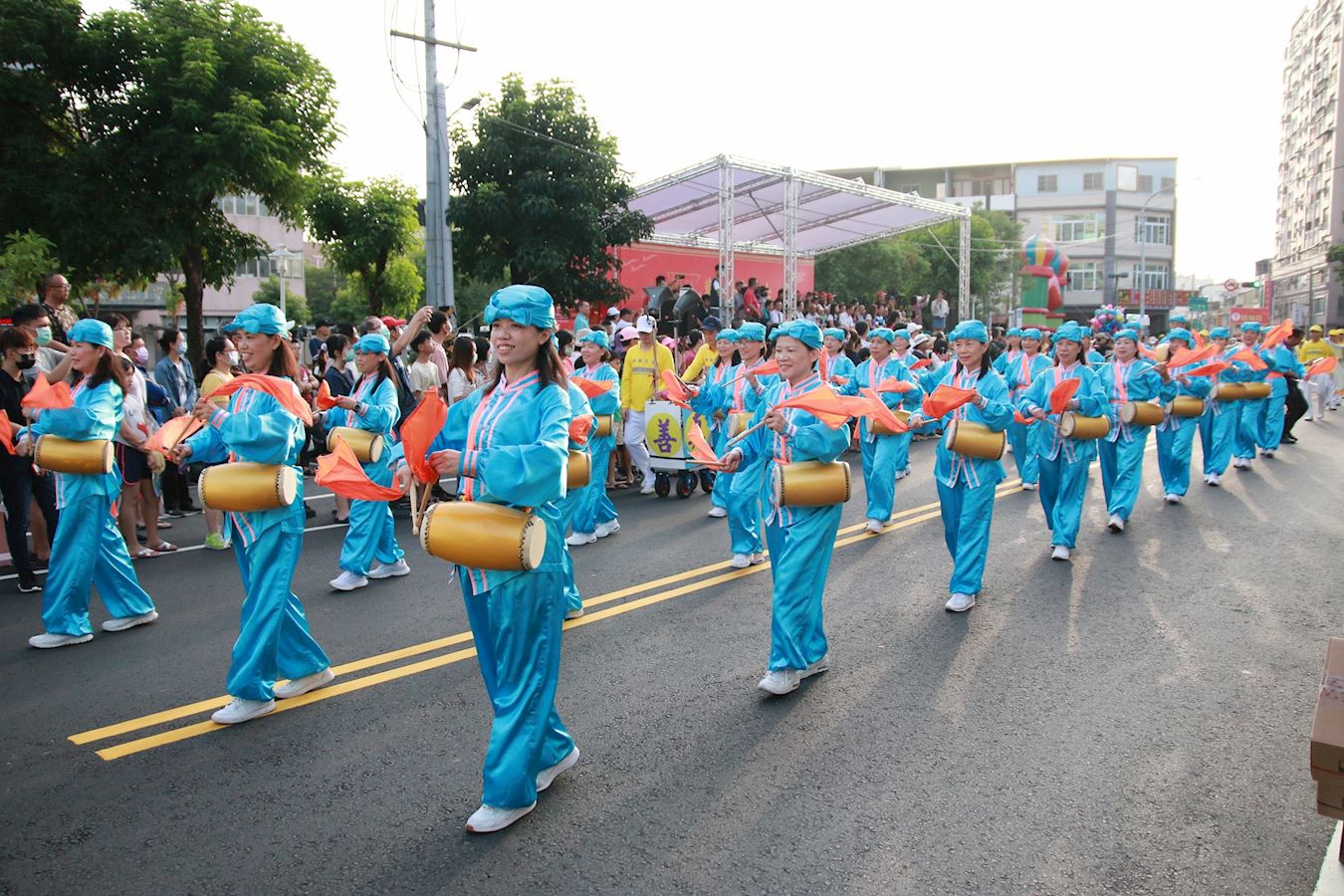'图3:静美(第一排中间)跟女儿佳逸(第一排右一),跟着腰鼓队海内外游行,传递大法美好。'