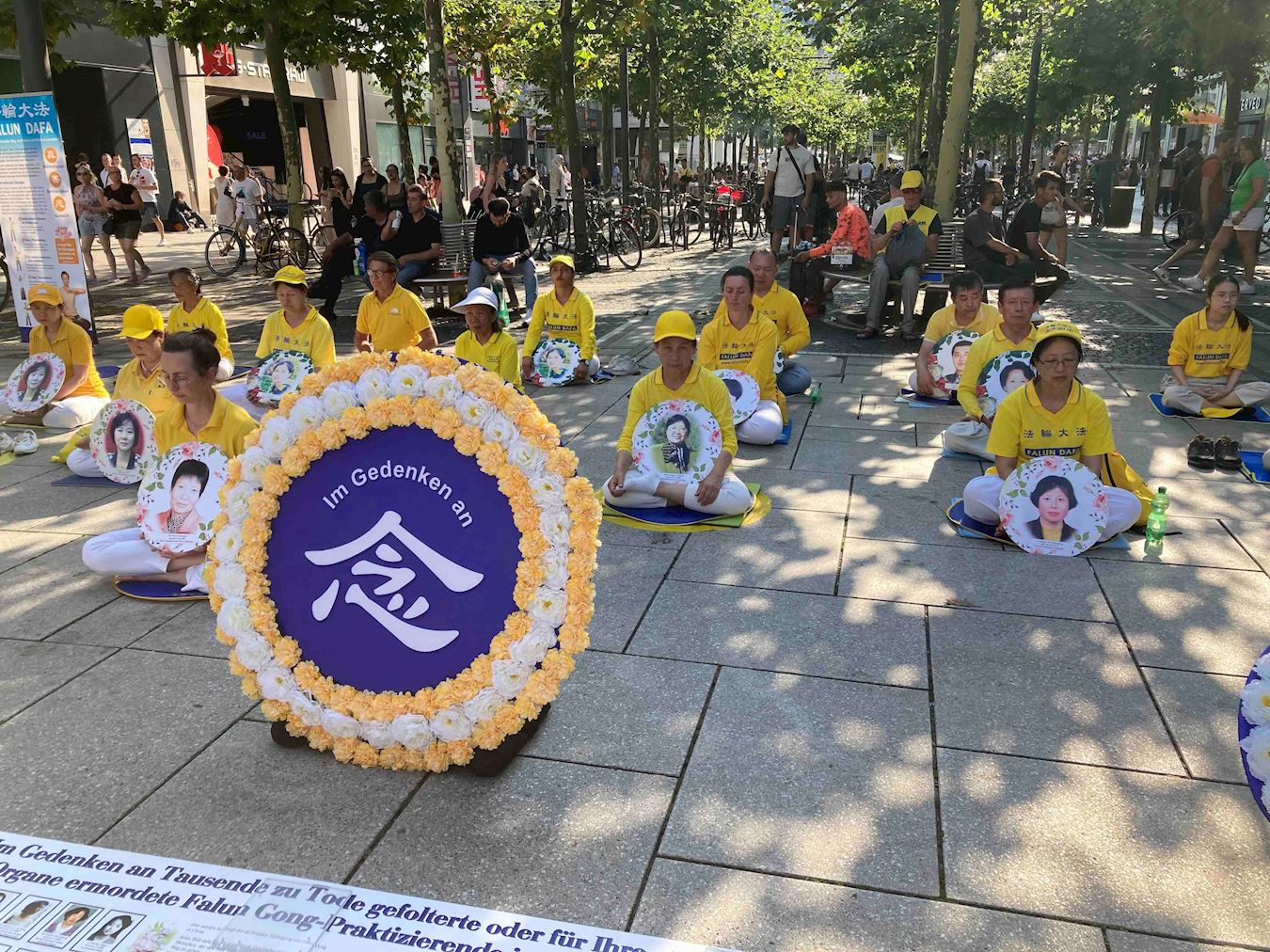 '图8:傍晚,学员们开始了守夜活动,悼念被迫害致死的法轮功学员'
