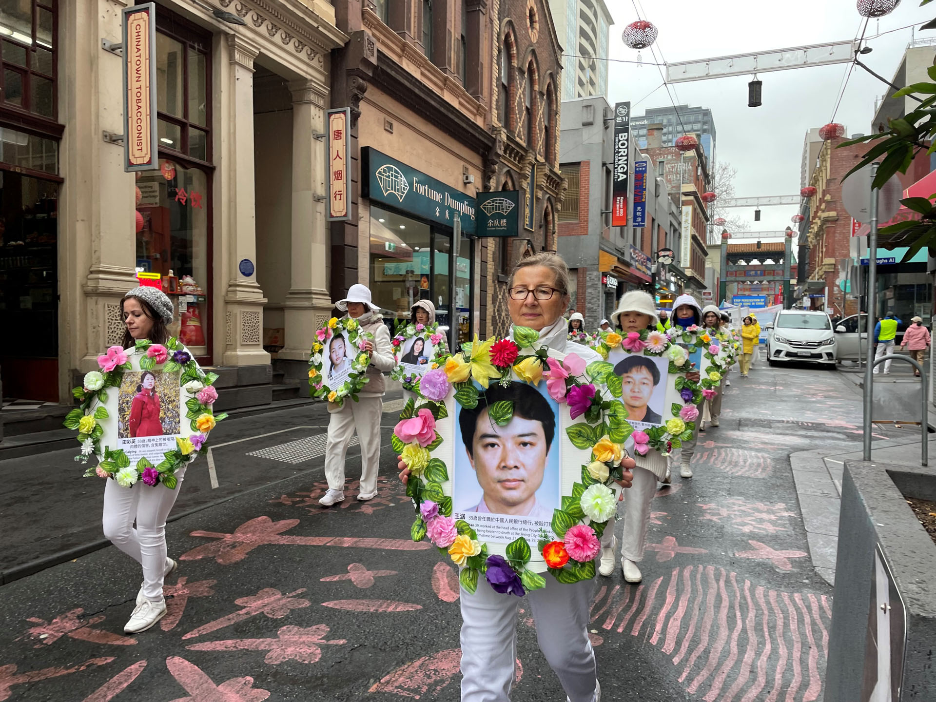 图1:二零二四年七月二十日,七十四岁的西人学员芭芭拉・麦吉林(Barbara McGuirrin)走在“七・二零”反迫害二十五周年游行队伍中。