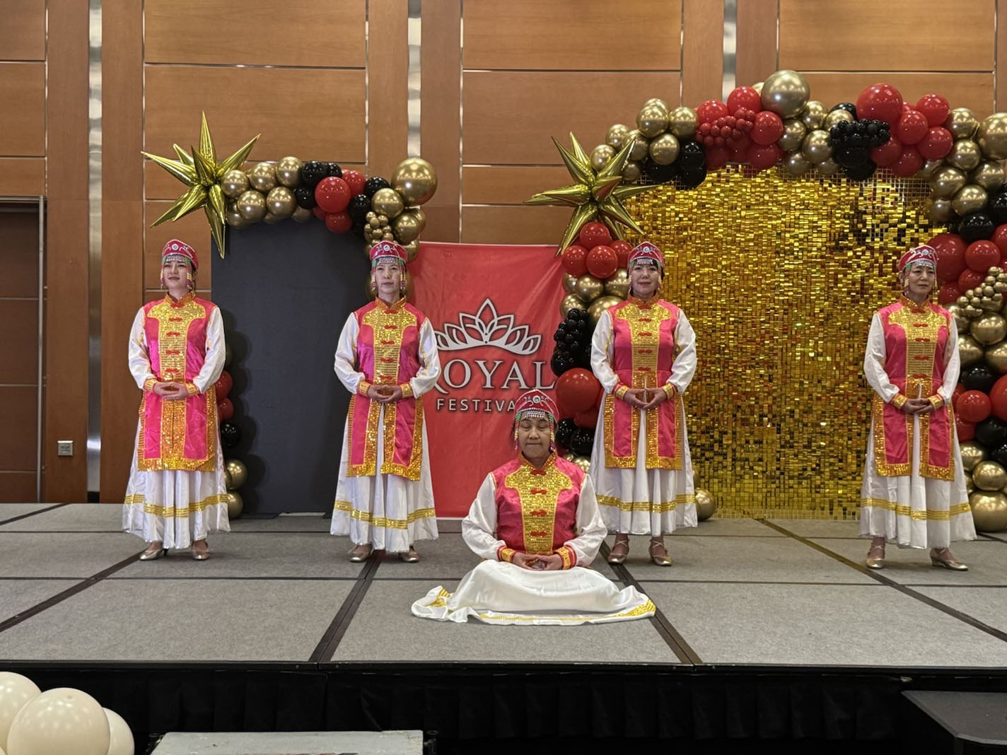 图1:法轮功学员在舞台上展示法轮功五套功法,同时配有波斯语的解说。