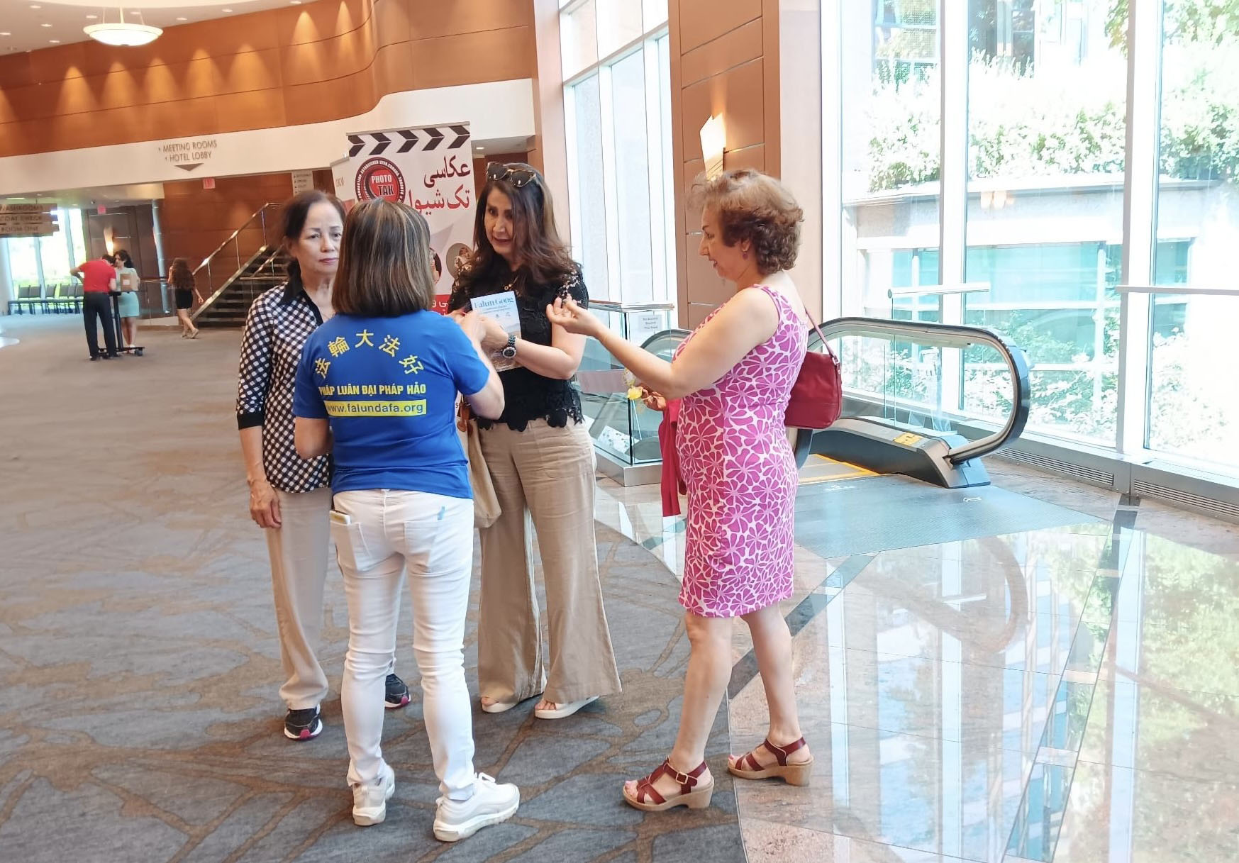 图2~4:市民来到法轮大法展位了解大法信息并学炼功法