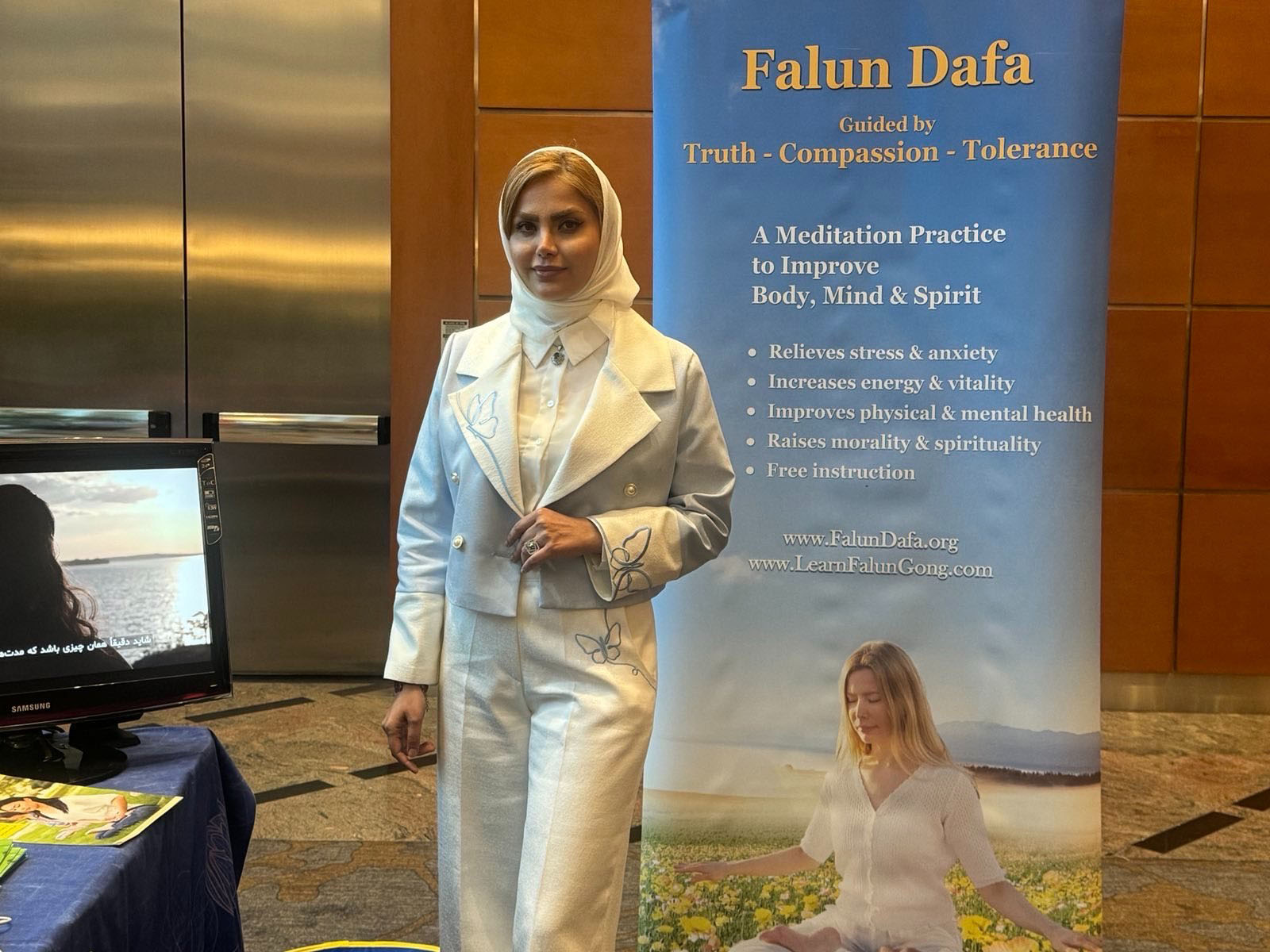 图5:泽纳·达乌德曼内什(Zeinab Davoudmanesh)欢迎法轮功学员参加贸易展