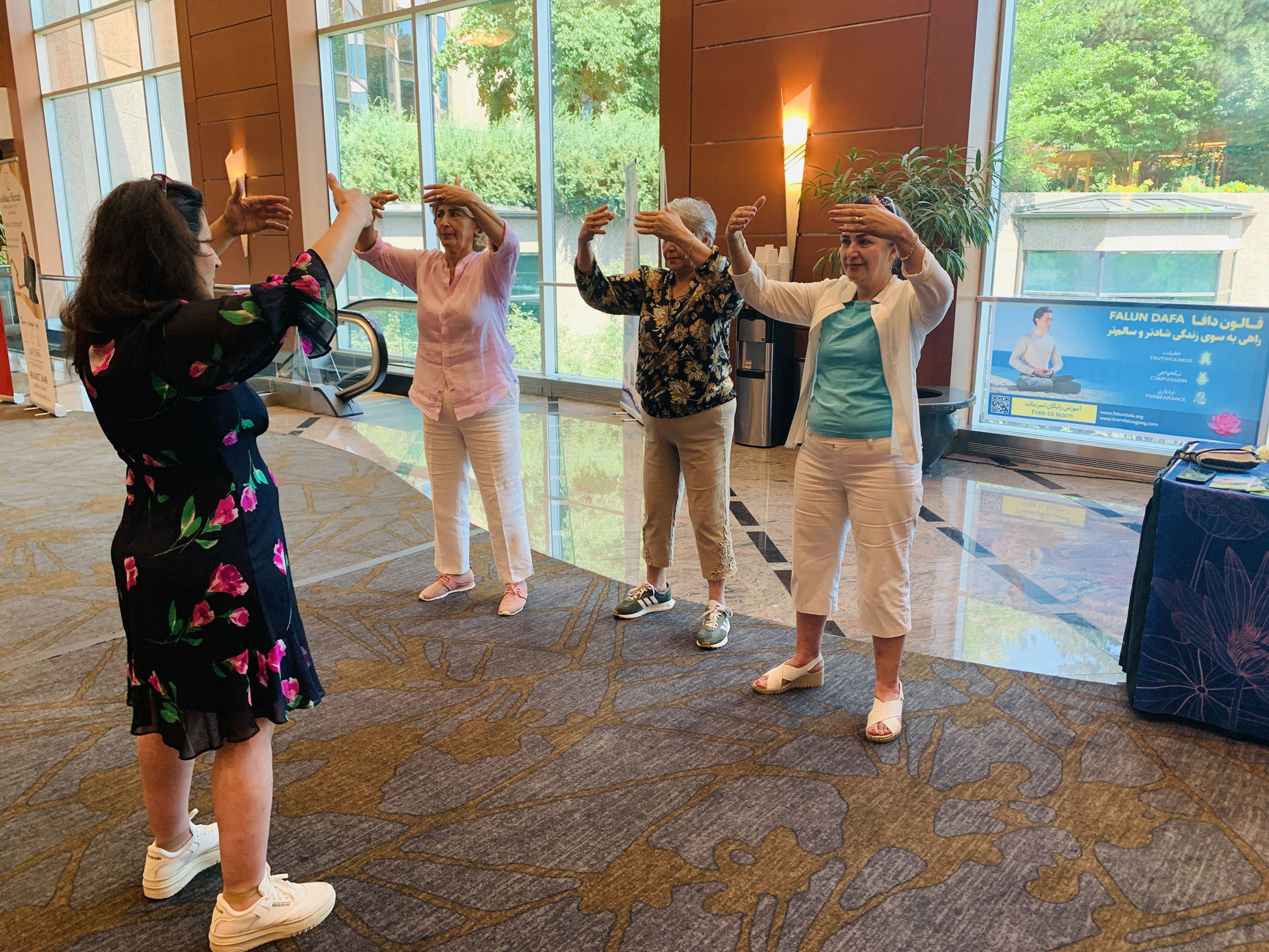 图6:玛胡贝(Mahboubeh)、莎娜(Shana)和阿齐兹(Aziz)正在向法轮功学员学炼功法