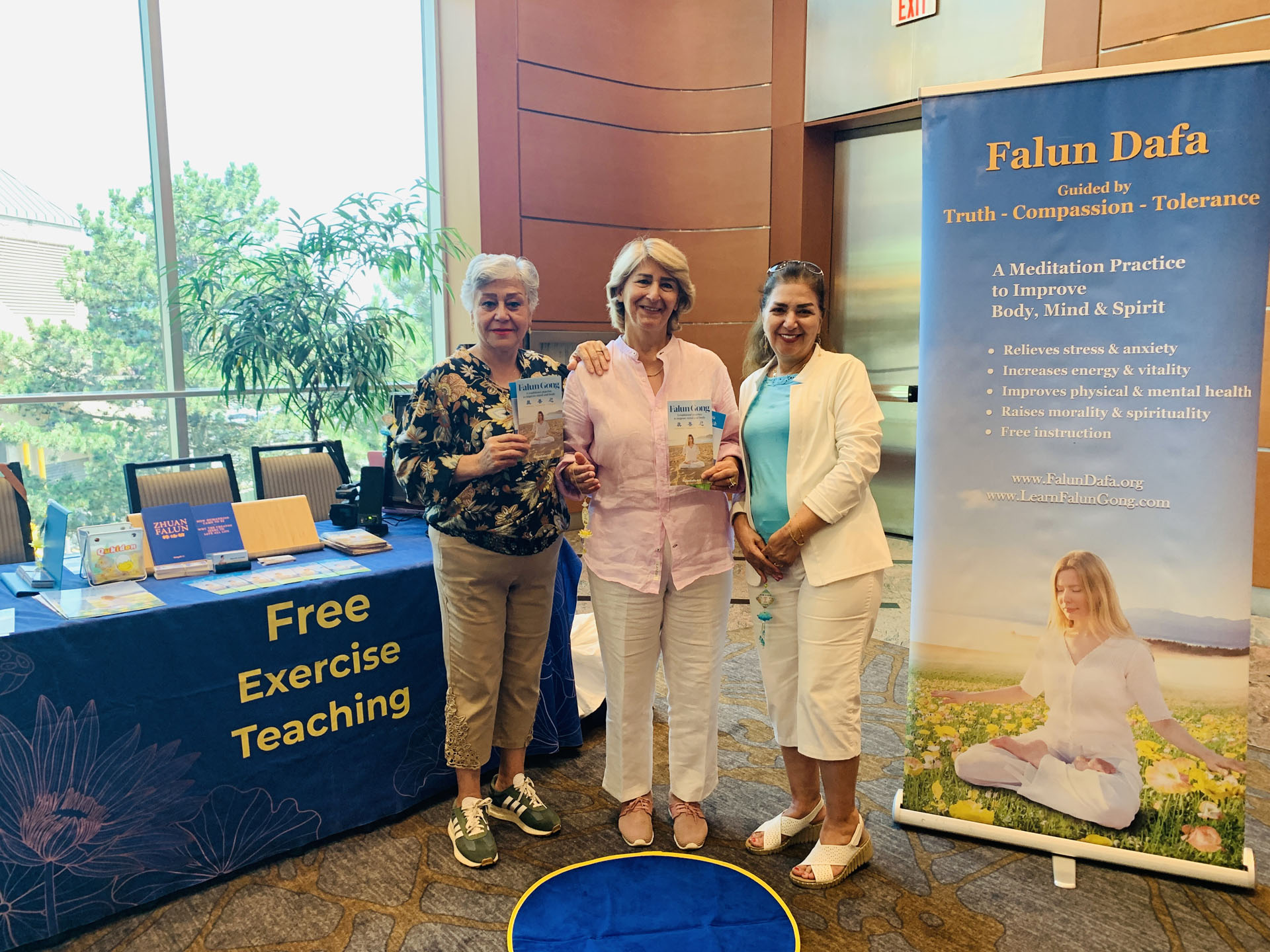 图7:玛胡贝(Mahboubeh,图右)、莎娜(Shana,图中)和阿齐兹(Aziz,图左)在学炼功法后感觉身体放松