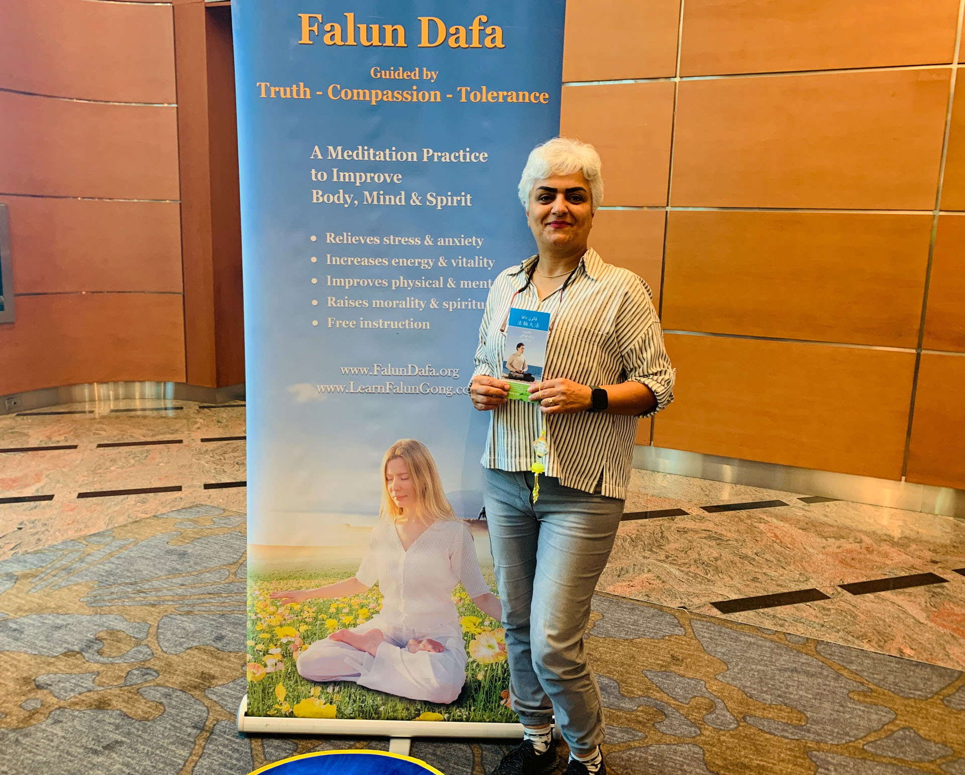 图8:努辛(Nooshin)已经学炼法轮功几个月了,她期待与其他法轮功学员一起炼功