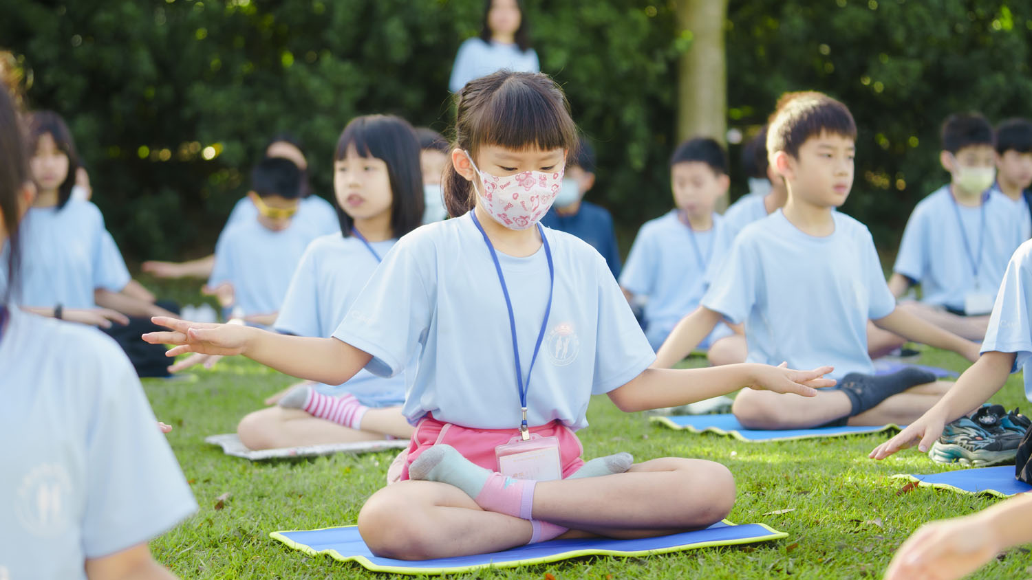 图4~7:学炼功法是夏令营的课程之一。