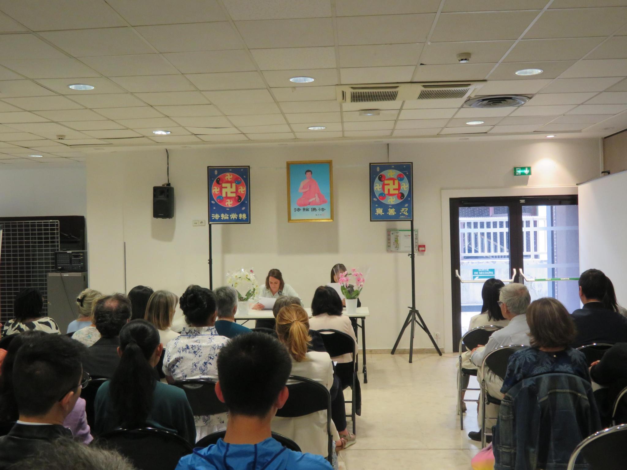 图1~2:学员交流了二零二四年在推广与跟随神韵艺术团在法国巡演过程中的修炼体会