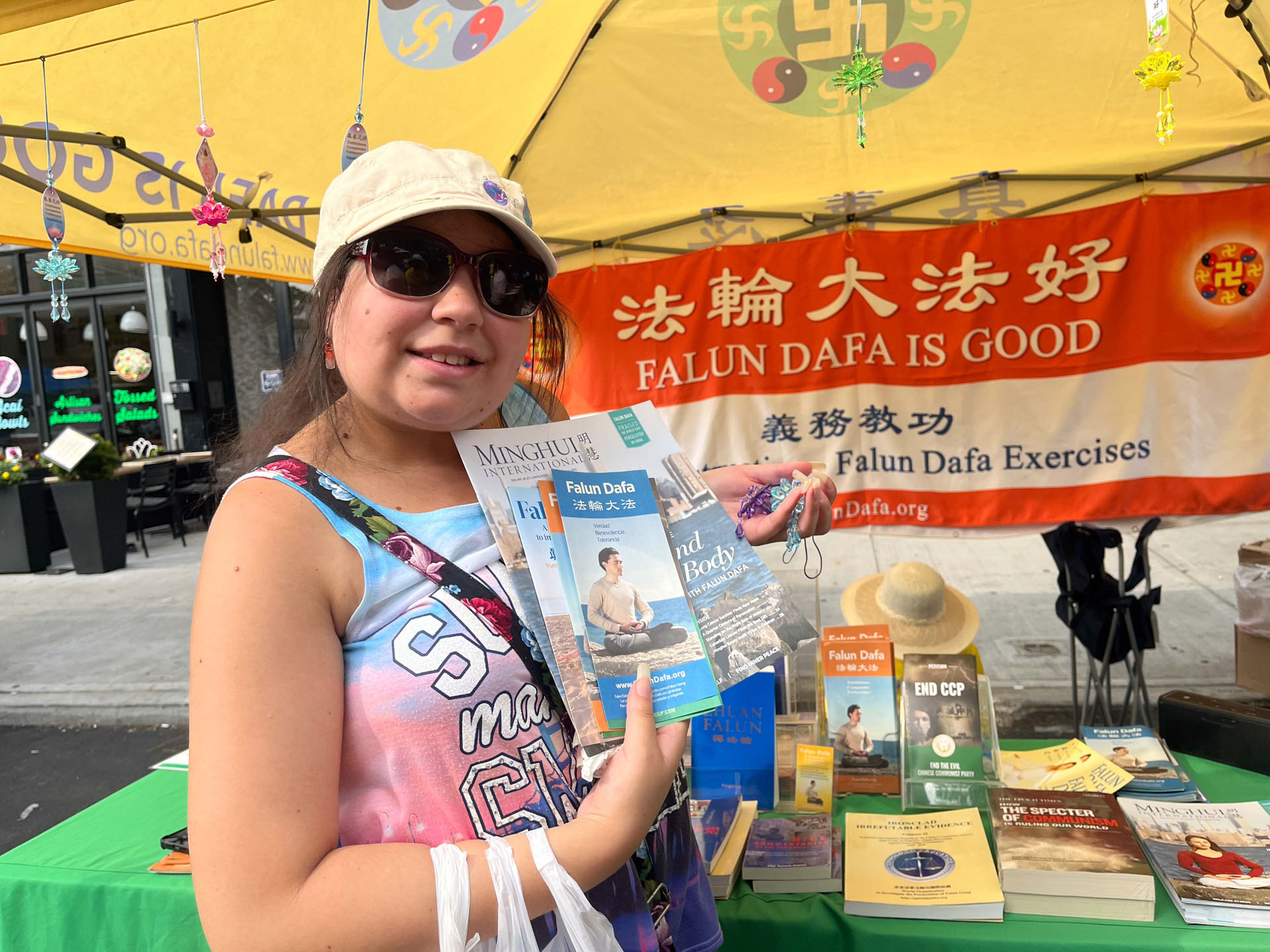 图10:巴基思(Balkis) 喜欢这种能让自己放松解压的功法,并报名参加九天学法教功班。