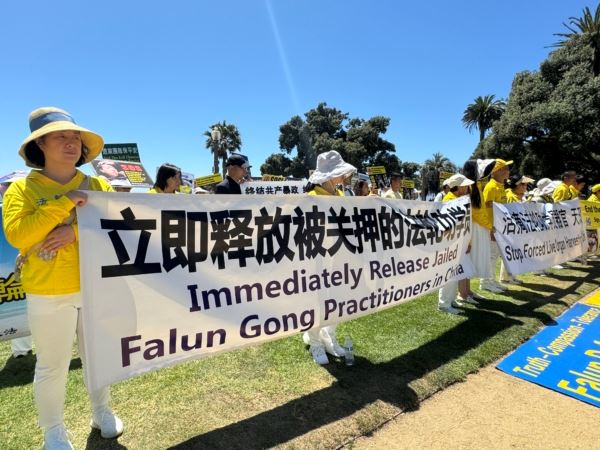 '图1~2:二零二四年七月二十八日上午,部份法轮功学员在圣莫妮卡海滩举行讲真相活动'