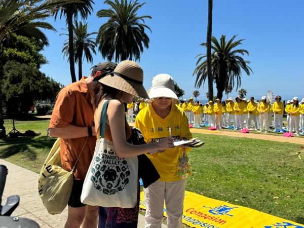 '图9:民众签名支持法轮功学员反迫害'