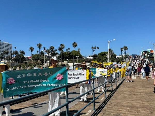 '图10~11:法轮功学员沿着码头人行道举行了和平游行'