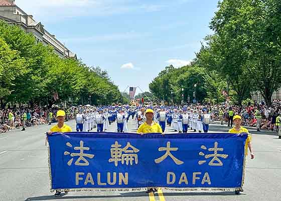 美国首都独立日游行 法轮功获称赞