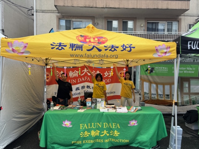 图1:法轮功学员在纽约夏日集市上炼功,讲真相并征集签名