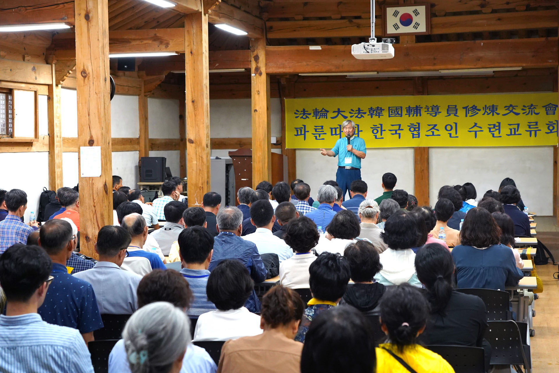 图3:韩国佛学会会长权洪大与辅导员交流。