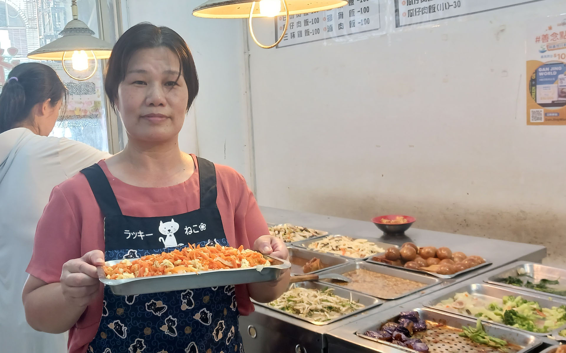 图2:从事餐饮业的巧芳表示用“真、善、忍”的精神对待员工和客人。