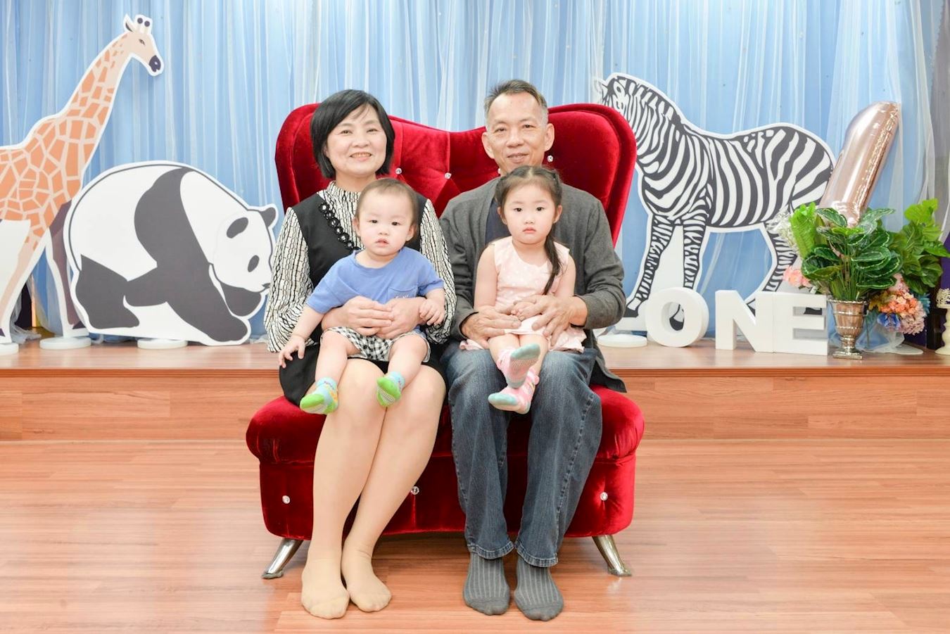 '图2:晓薇、先生与孙子孙女的合照。'