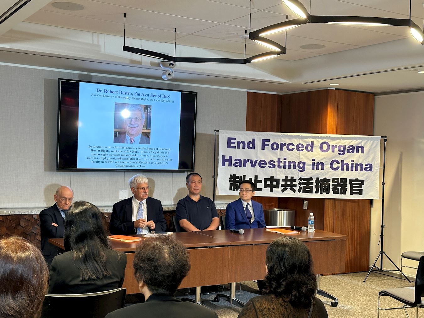 '图3:二零二四年八月九日,逃离中共迫害的黑龙江省法轮功学员程佩明在美国华盛顿DC举行的记者会上讲述了被活摘器官的经历。国际移植专家证实了程佩明的部份肝脏和肺被摘除。'