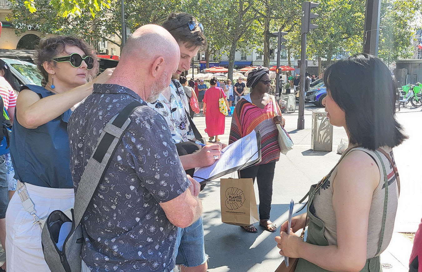 图8~10:人们在反迫害征签表上签字,支持法轮功学员的正义之举。