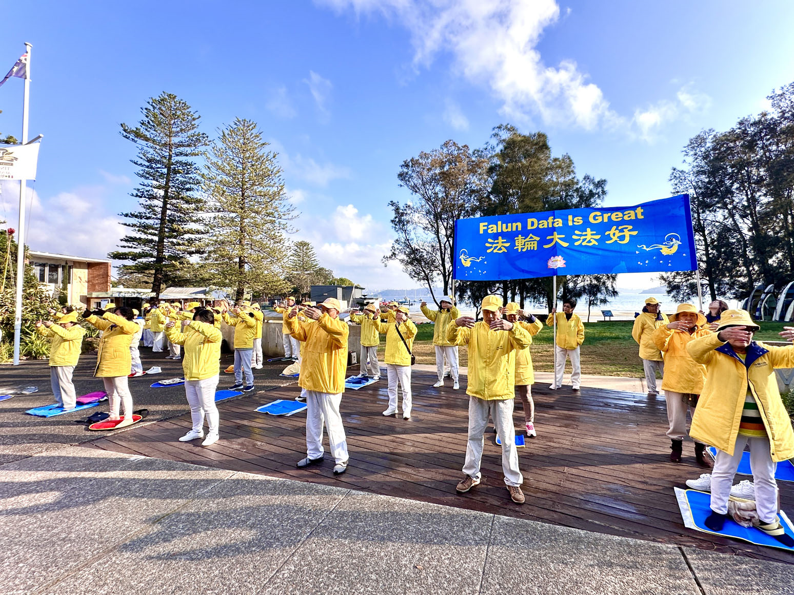 图1~3:“从城市到海滩”(City 2 Surf)慈善马拉松长跑途中,如潮水般的长跑者汹涌而至与祥和的法轮功学员的晨炼,在动静中相映成辉。