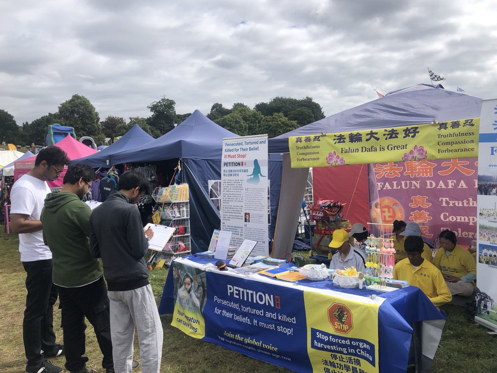 图2:游客赞扬法轮大法,纷纷支持反迫害征签。