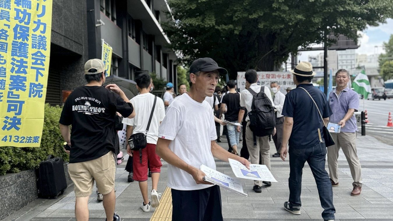 '图1:二零二四年八月十五日,学员在东京九段下街头向路过的市民及游客派送真相资料。'