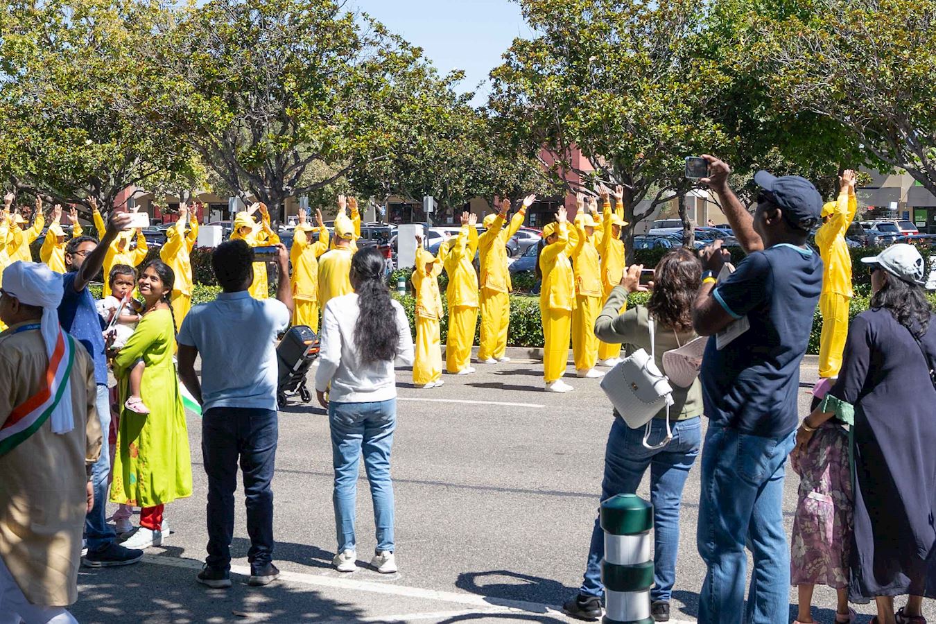 '图1~5:法轮功学员参加印度节游行受欢迎'