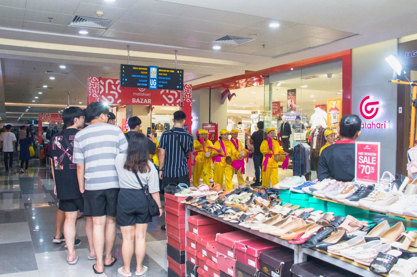 '图11~12:游客驻足观看腰鼓队。'