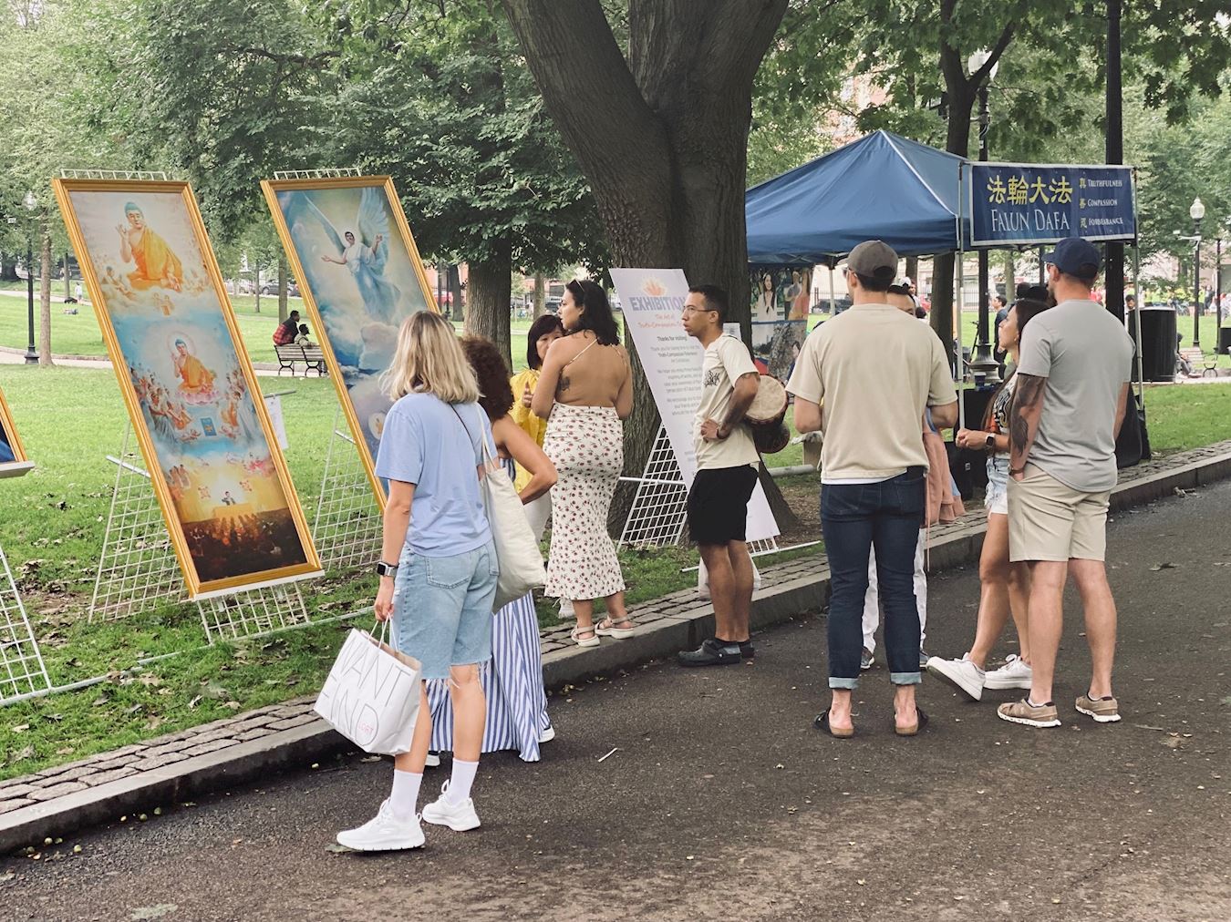 '图1:波士顿路人观看真善忍美展'