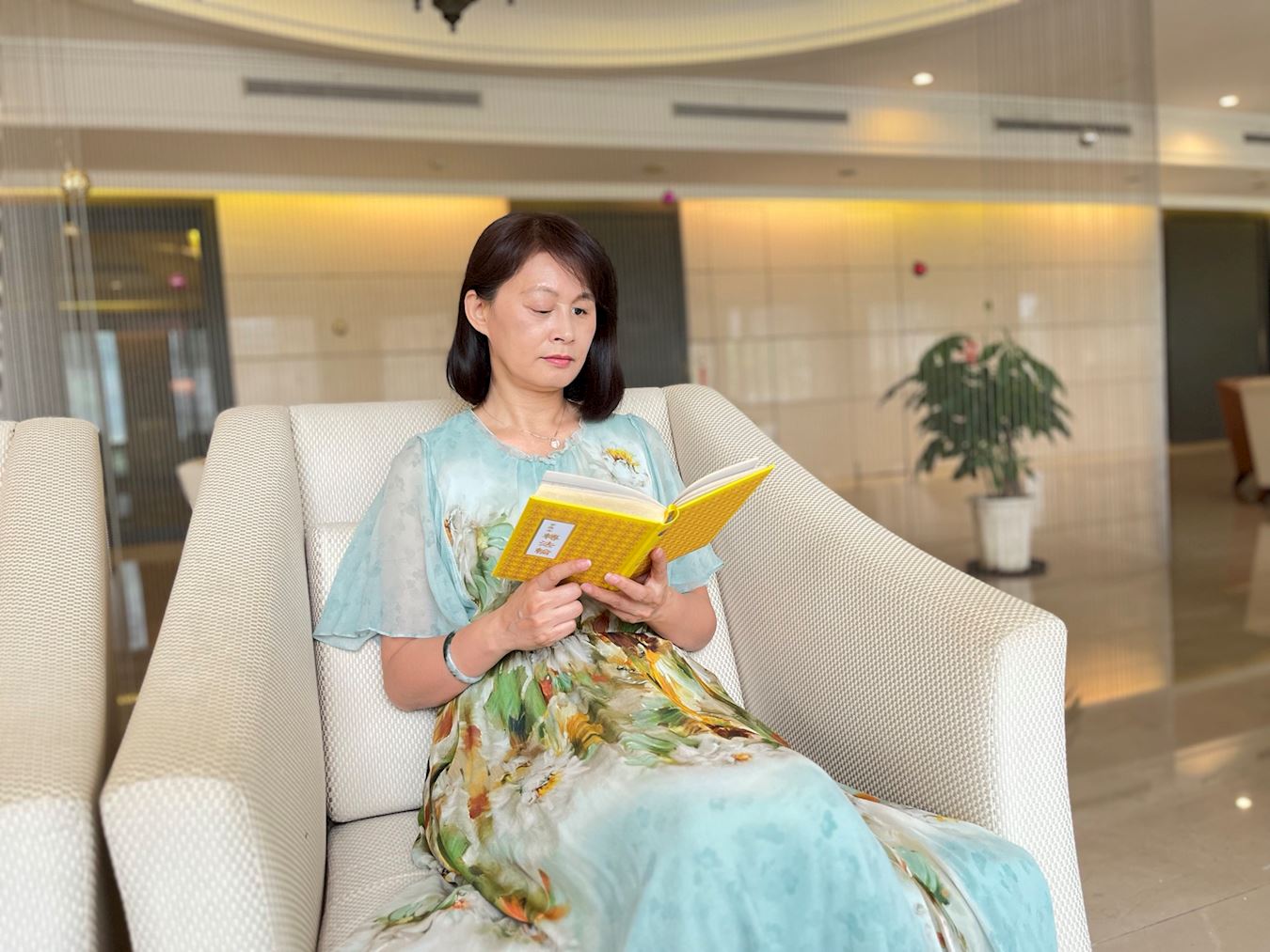 '图1:纪美表示《转法轮》不仅仅是一本宝书,还是一本天书。'