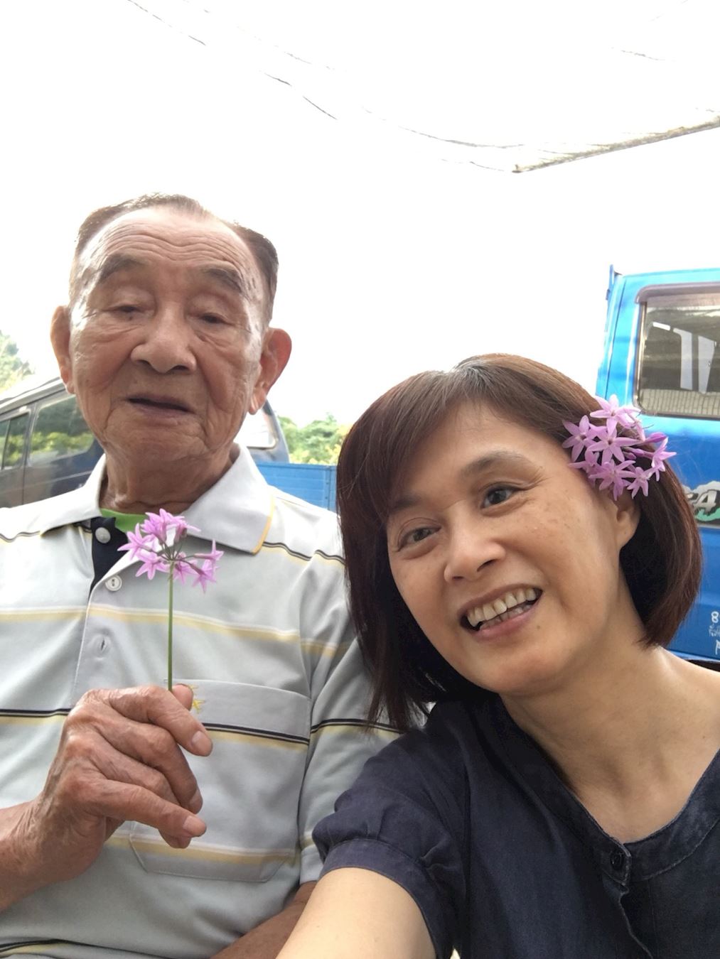 '图3:父亲和纪美开心地笑着。'