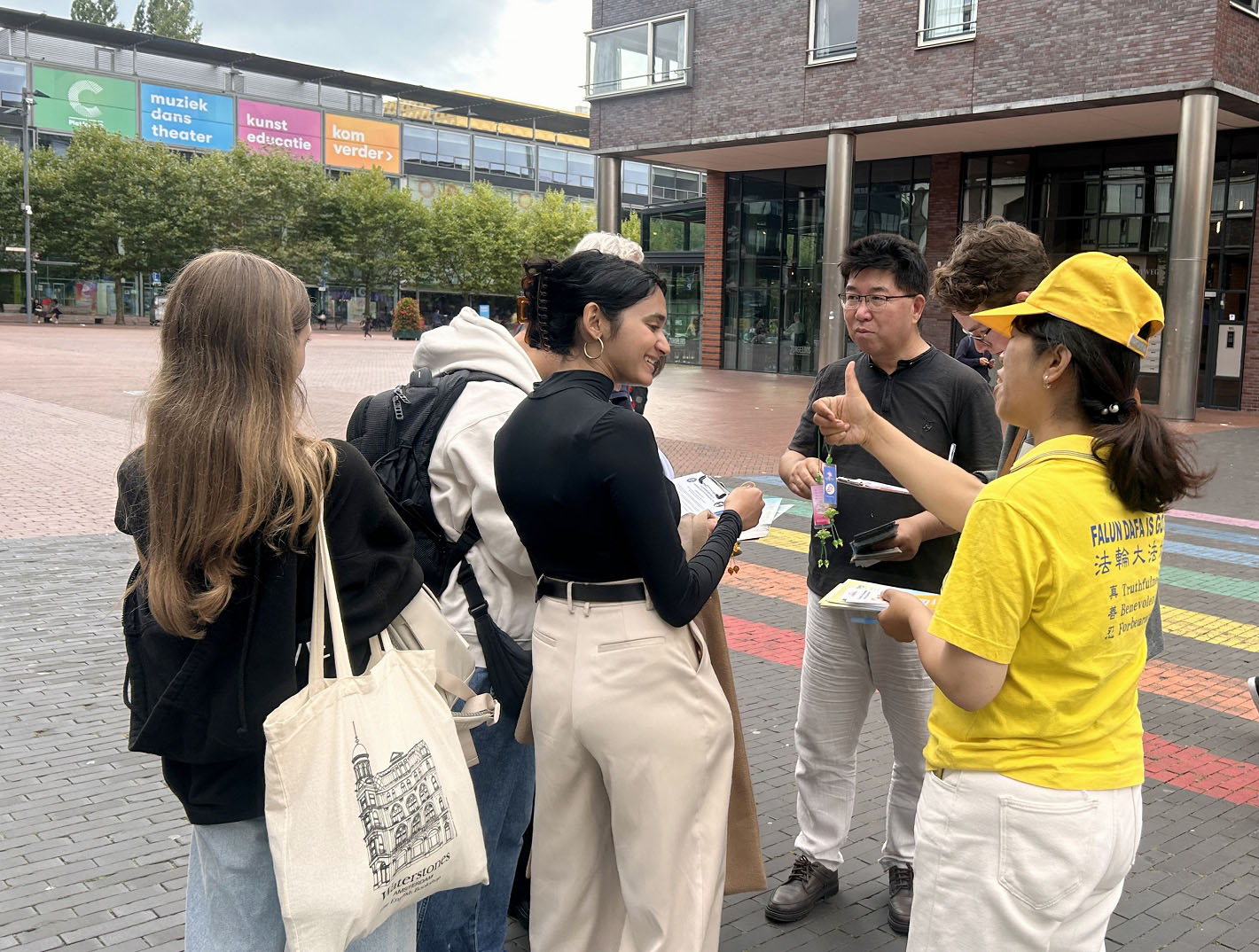 图6:国际留学生了解真相签名支持法轮功。