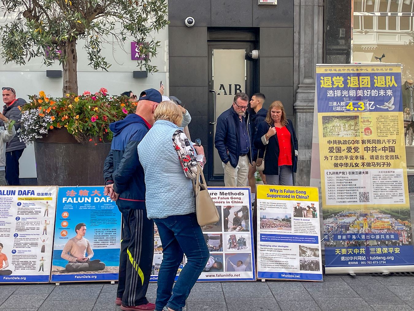 '图1:在爱尔兰市中心,民众阅读展板了解法轮功真相。'