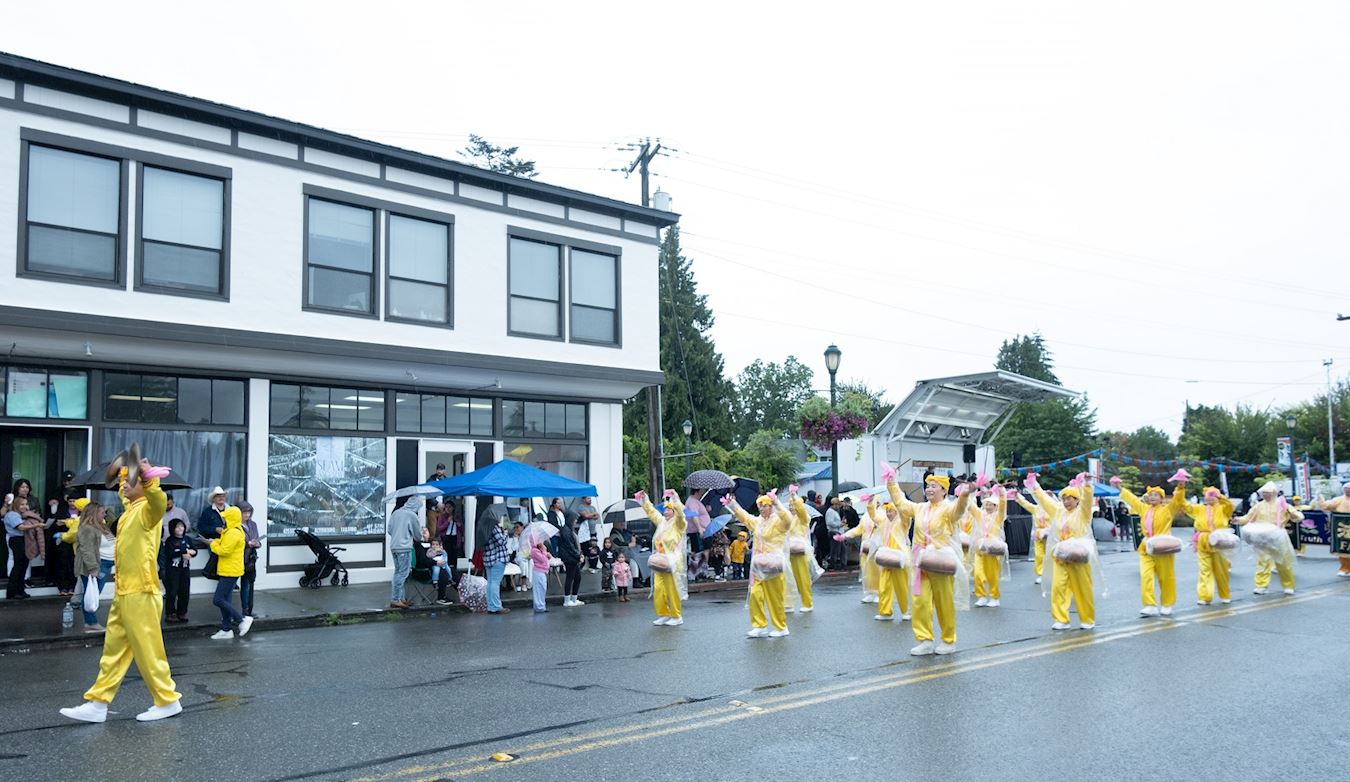 '图1~3:法轮功学员在雨中参加了美国华盛顿州门罗市( Monroe)的集市盛会日游行(Fair Days Parade)'