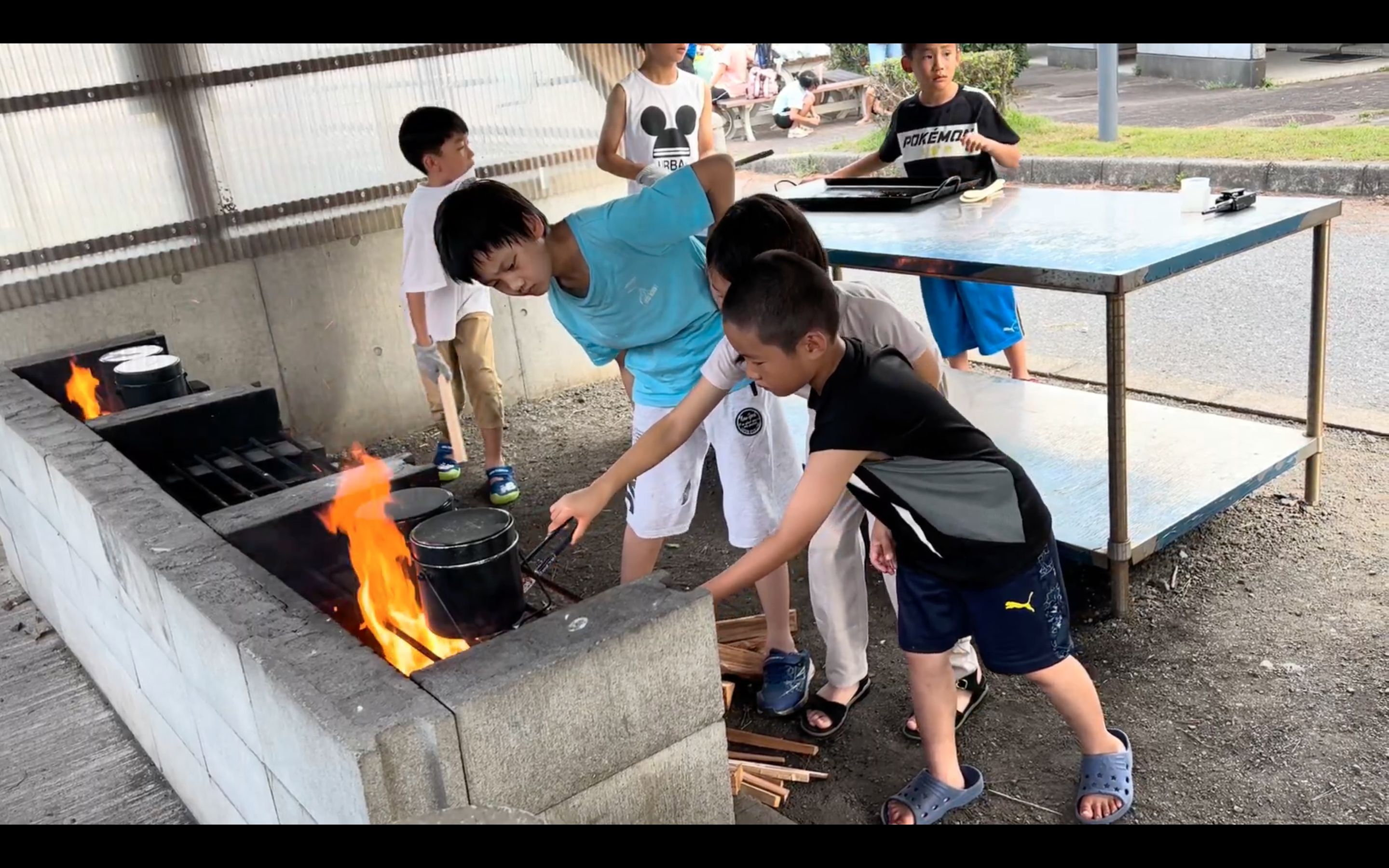 图3~4:户外厨房体验活动包括劈柴生火,体验学蒸饭。
