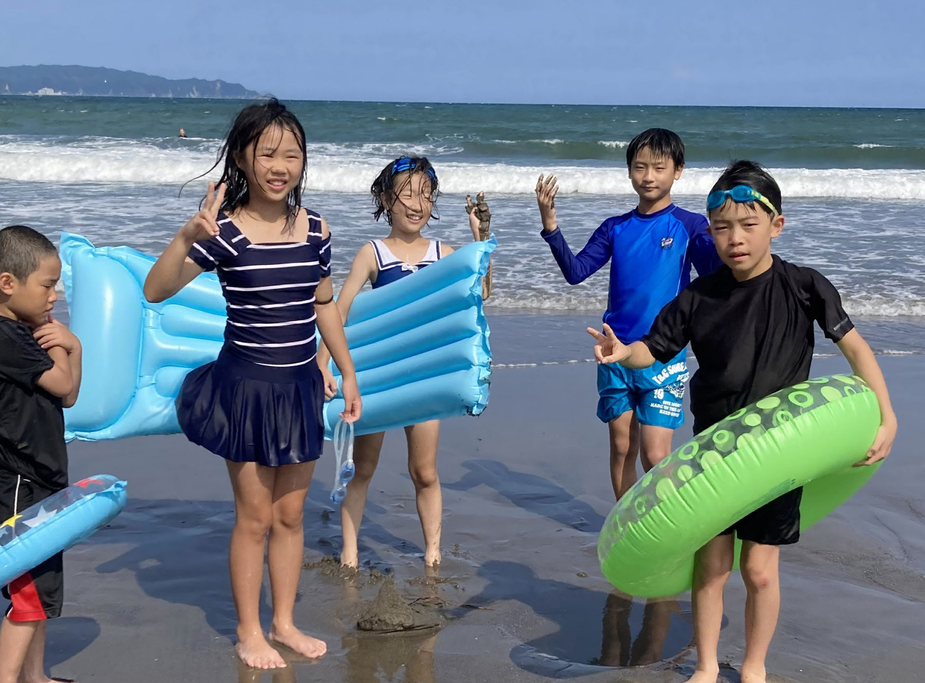 图7:海边玩海水浴。