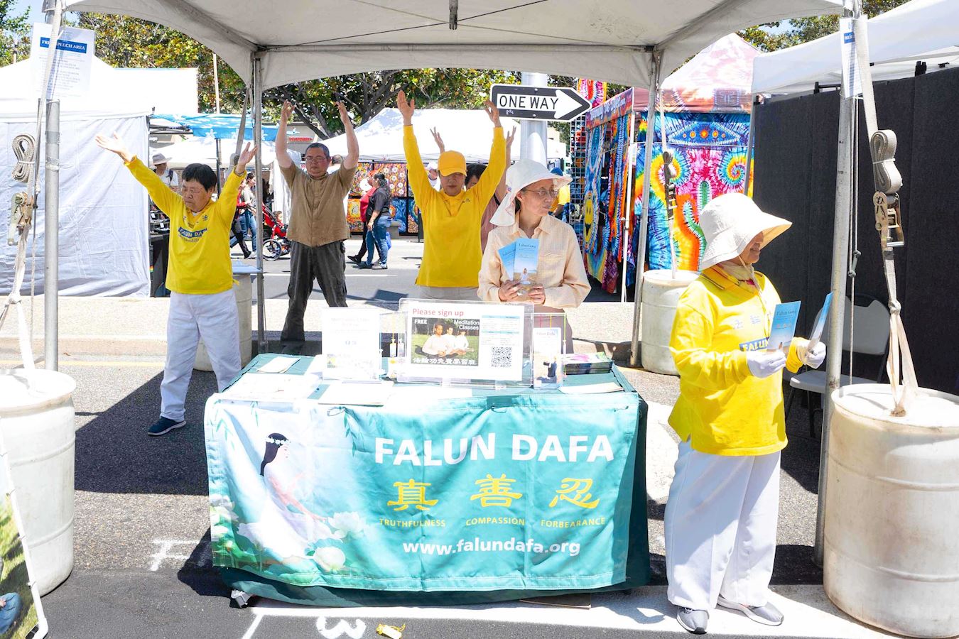 '图1:法轮功学员参加了一年一度的佛利蒙艺术节(Fremont Festival Of The Arts),图为法轮功学员的展位'