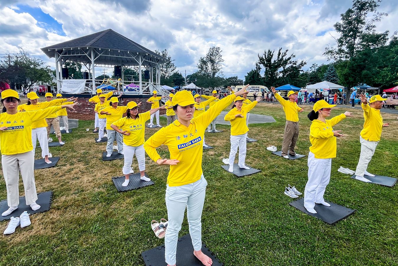 '图1~2:二零二四年八月三日,波士顿地区法轮功学员参加麻州伯灵顿举辧“欢庆伯灵顿”活动,学员集体功法展示。'
