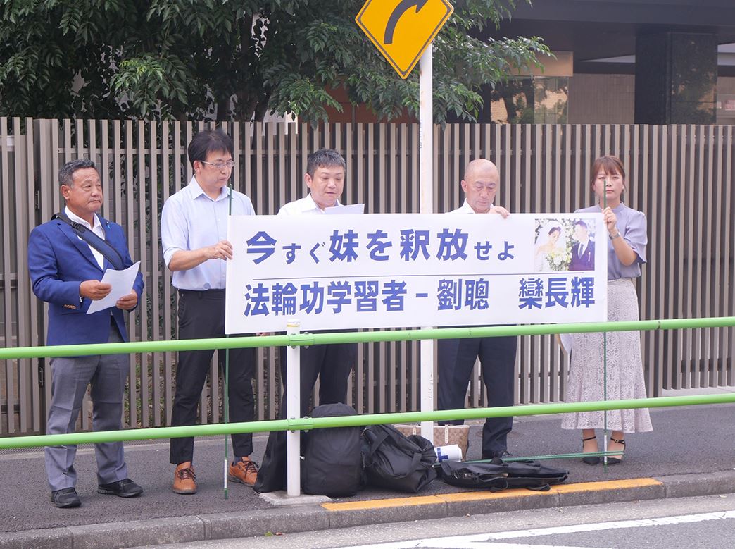 '图2:宣读劝告信的水岛议员(中)。'