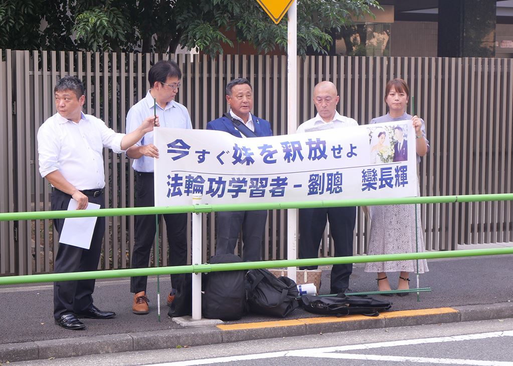 '图3:宣读劝告信的荻须议员(中)。'