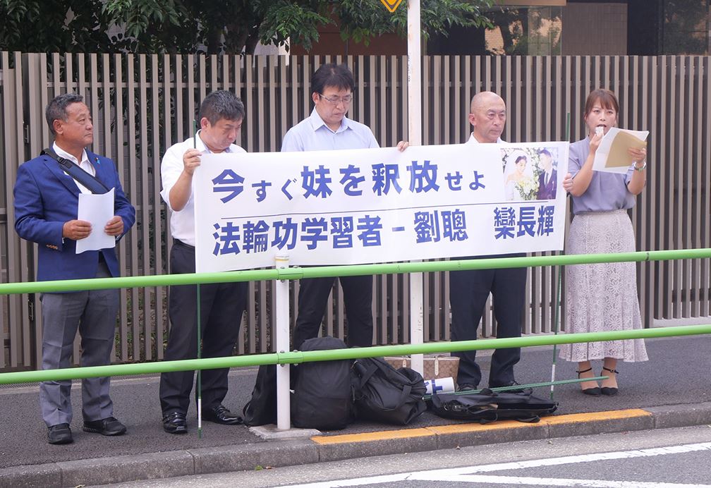 '图4:宣读劝告信的刘希月(右一)'