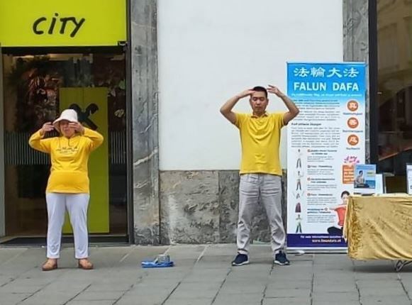 '图2:法轮功学员在真相点展示功法。'