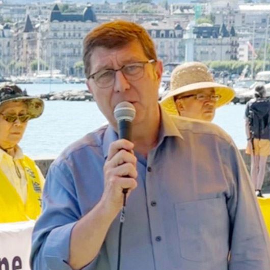 '图2:瑞士联邦参议院议员莫罗·波贾(Mauro Poggia )在集会上发言'