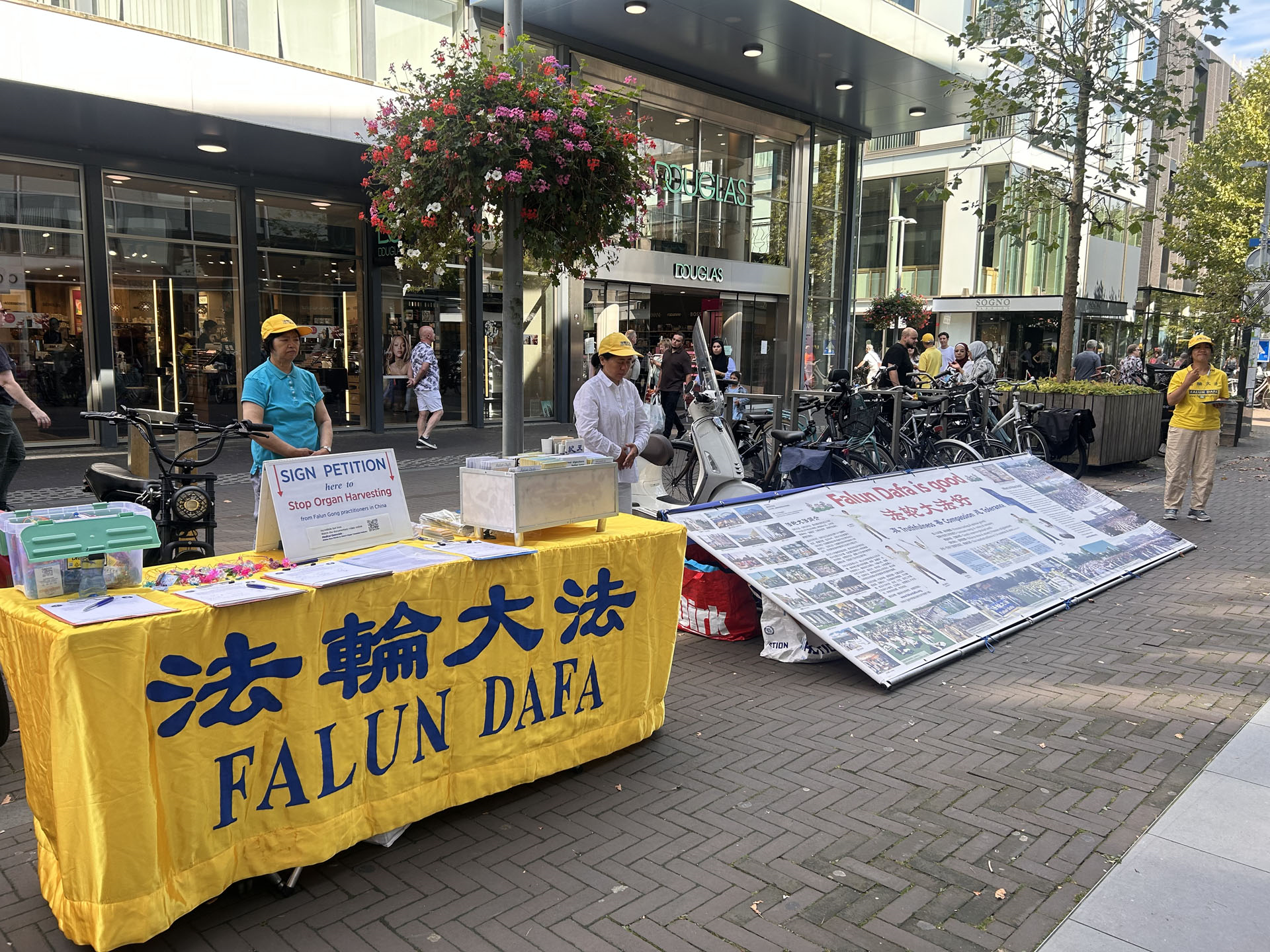 图2:九月七日,学员们在霍夫多普街头演示功法,布置展板讲真相。