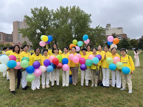 图2:纽约部份法轮功学员恭祝法轮功创始人李洪志先生中秋佳节快乐,并向师父表达感恩。