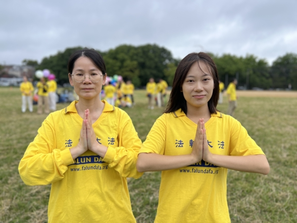 图4:2000年出生的颜宇欣(右)和妈妈(左)说,中国大陆学员想念师父,盼望着与师父团圆的那天。