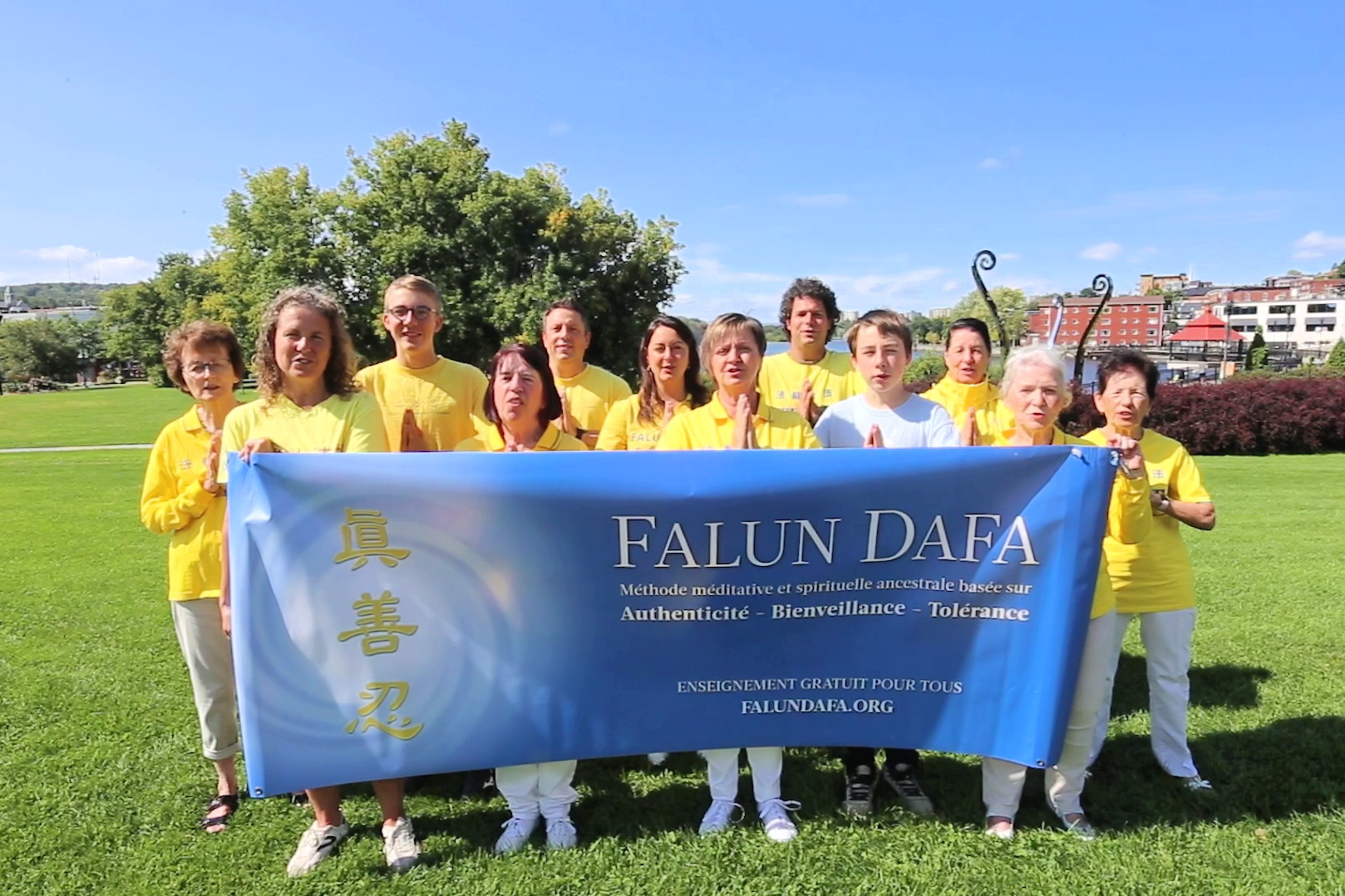 图2:二零二四年中秋节来临前,加拿大舍布鲁克部分法轮功学员通过视频,恭祝法轮大法创始人李洪志师父中秋节快乐。