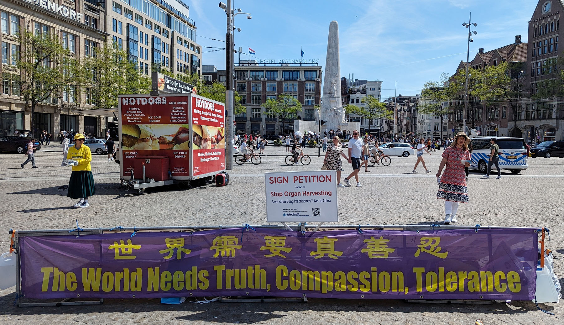 图4:荷兰法轮功学员反迫害征签展位与“国家纪念碑”遥相对望。
