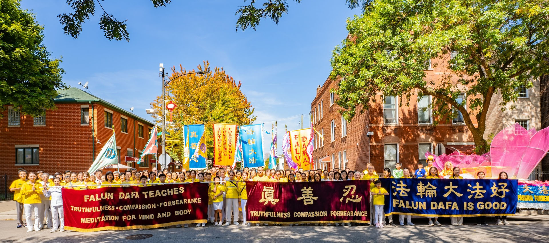 图1:二零二四年九月十四日,美中十多个州的部份法轮功学员在芝加哥感恩法轮大法师父。