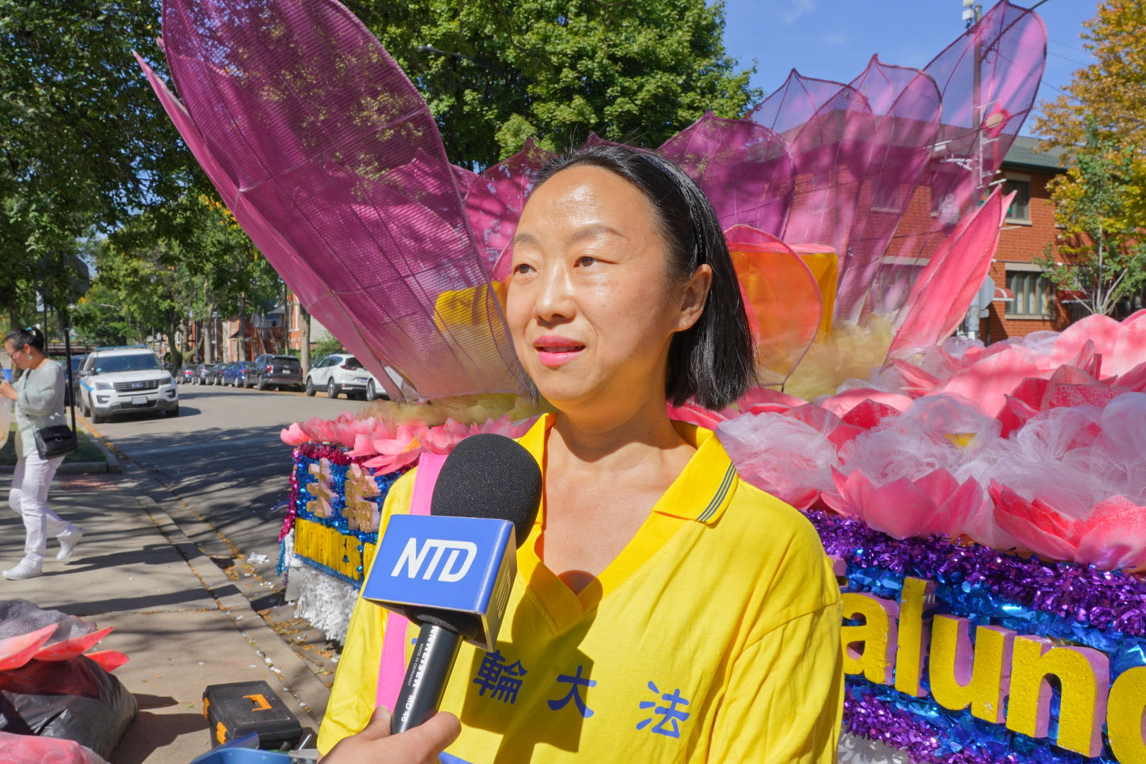 图13:法轮功学员何女士每天给中国人打电话讲真相,很多人都见证了佛法的神奇。