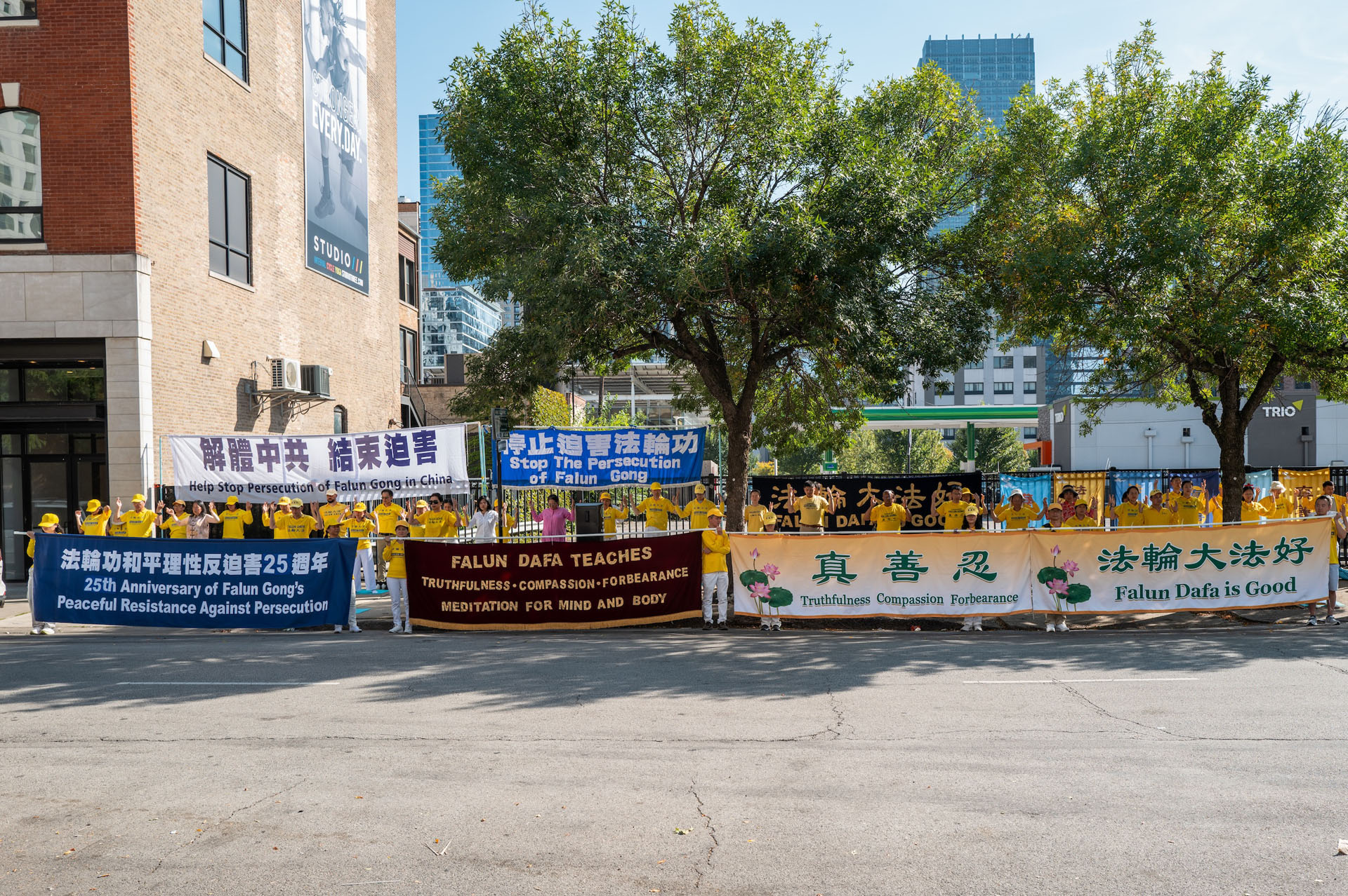 图1:二零二四年九月十四日,来自美国中部十多个州的部份法轮功学员在芝加哥中领馆前,举行了和平反迫害的集会,并集体炼功展示法轮大法的祥和美好。
